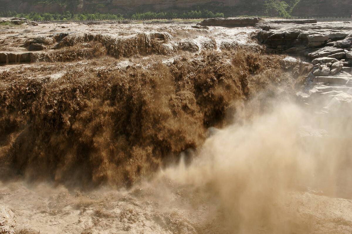 每年淤积4亿吨泥沙，黄河下流成“地上悬河”，为何不把泥沙挖走