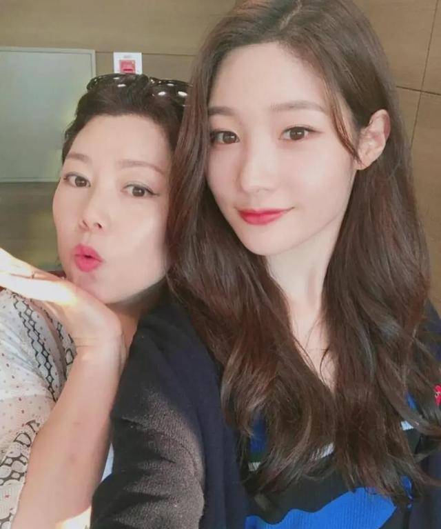 jennie,全智贤妈妈照片吓倒网友:说和女儿双胞胎我都信_母女_五官