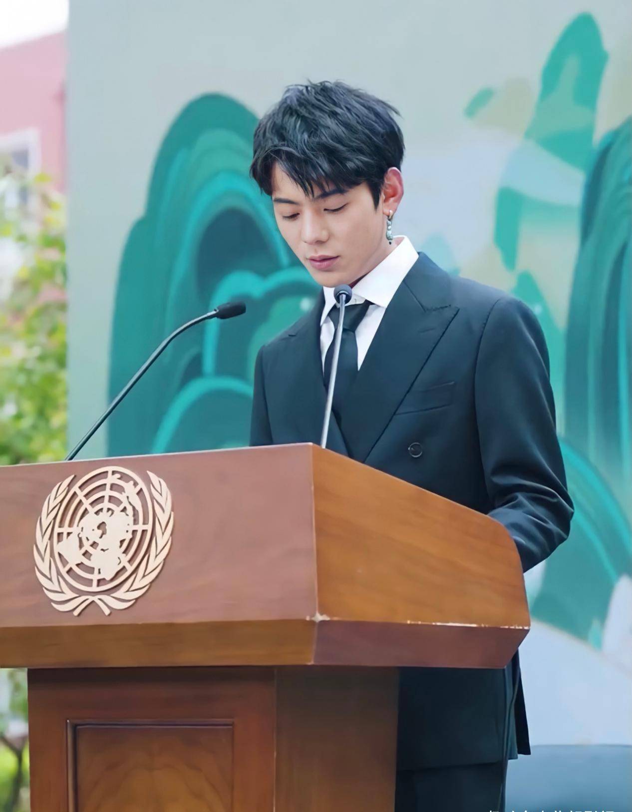 丁真出席联合国活动,首秀英语比国语还标准,气质西装显野性反差_理塘
