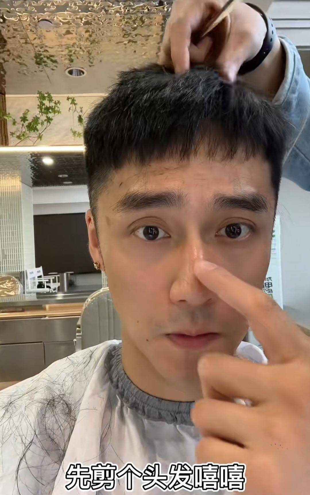 蒋劲夫近照打耳洞已生白发,百米跑进十二秒,热议堪比苏炳添_健身_自律