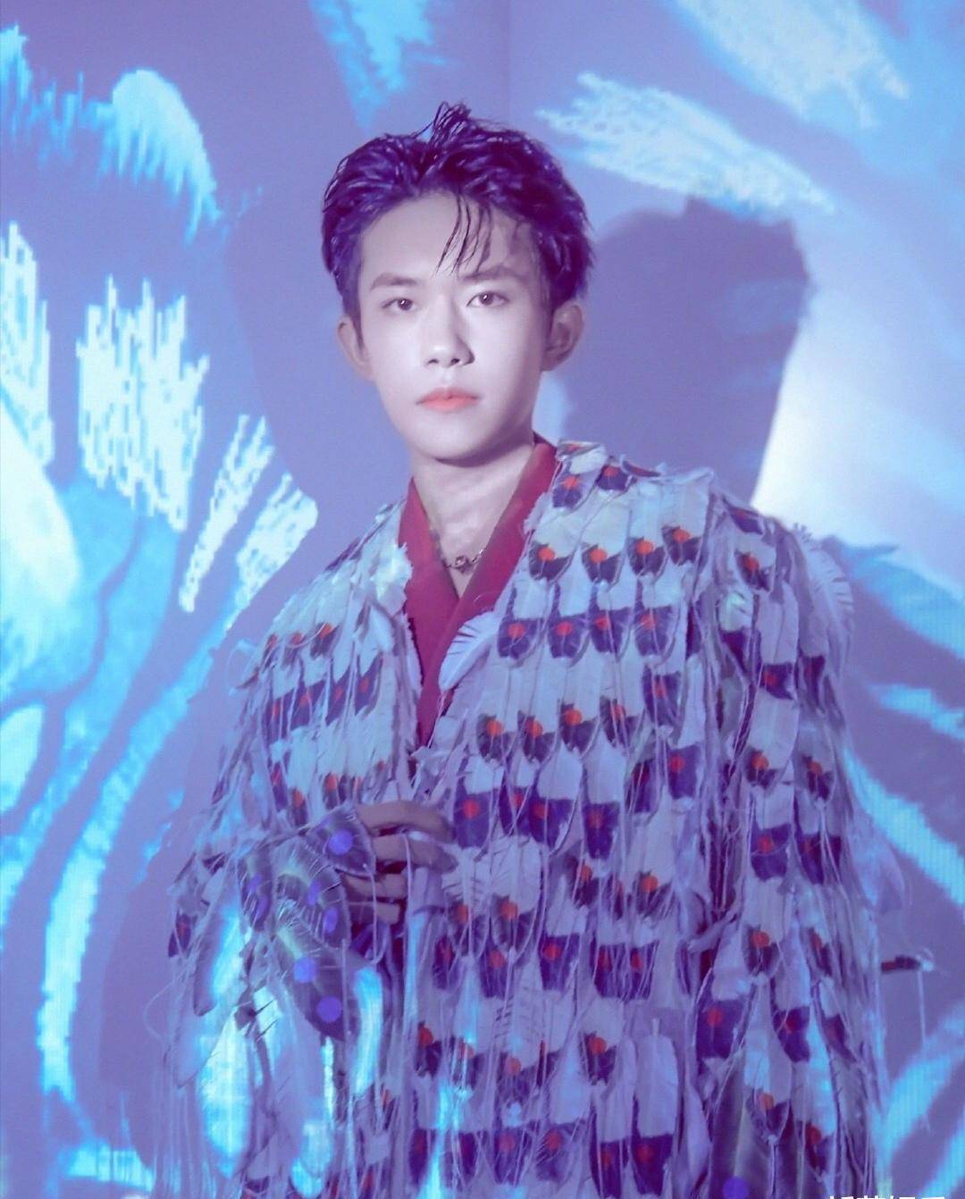 易烊千玺湿发造型真的绝了!四字弟弟真的越发迷人,好欲啊!