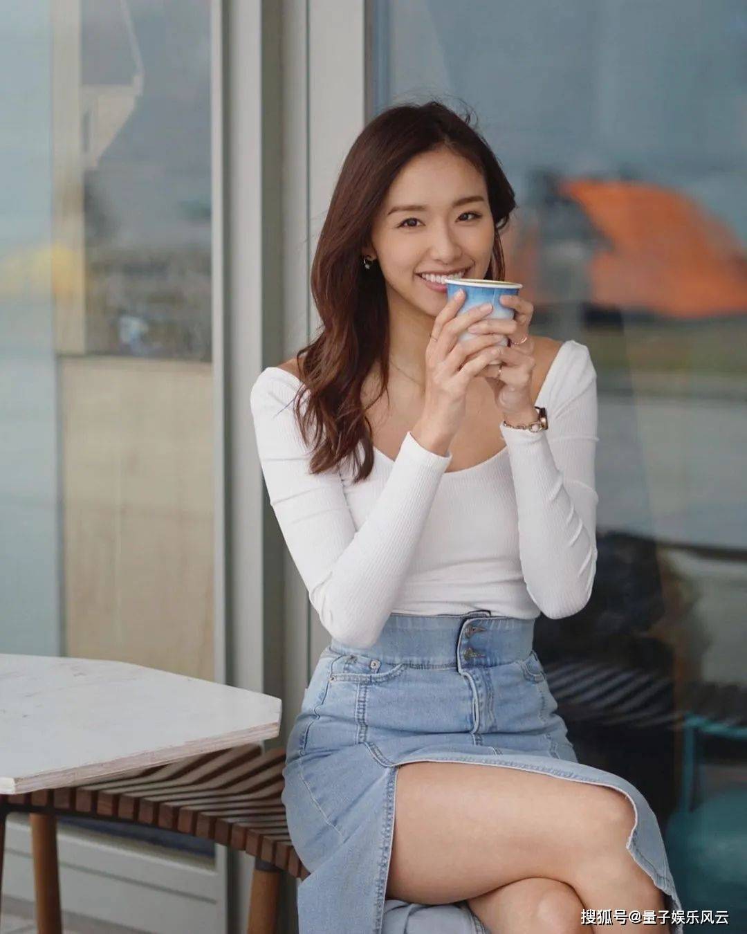 香港女神曾淑雅,曾是香港小姐,1米74气质佳,甜美笑容让人心情愉悦