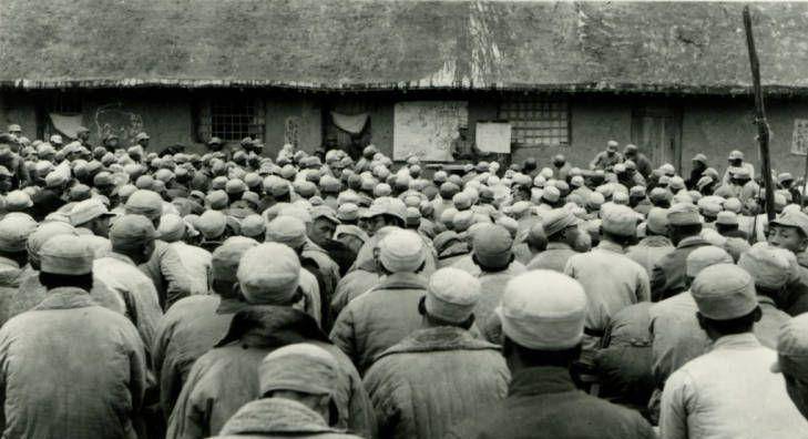 陕公,抗大的学员七八人挤睡窑洞土坑,只铺一层茅