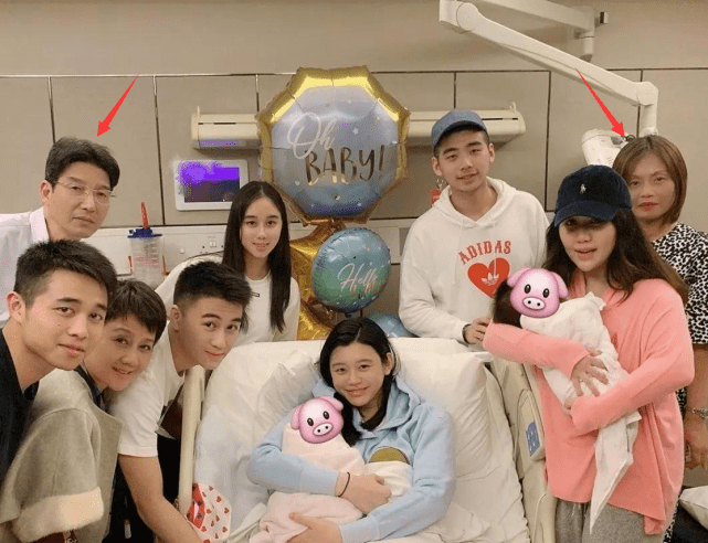 奚梦瑶携父母与四太一起出席活动,首曝光女儿正脸,长得像何猷君_romee