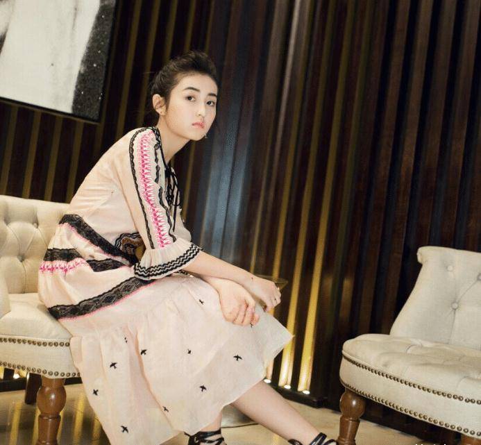 几百块鞋子就这样变成拖鞋,要不是张子枫是明星