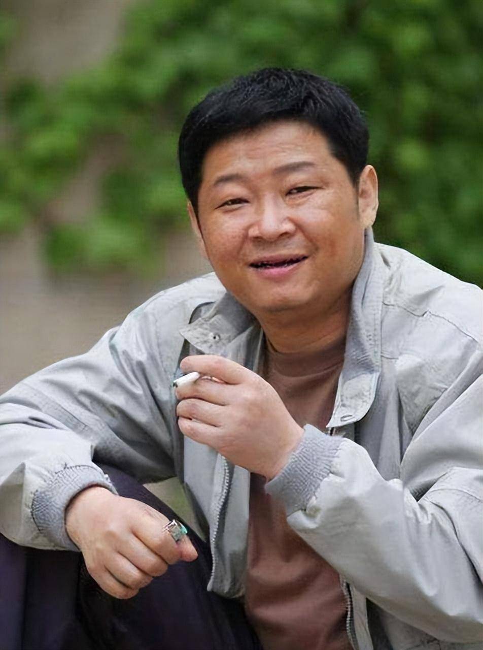 演员赵亮:娶小15岁的模范老婆,低调养鸡14年,你现在的生活怎么样?