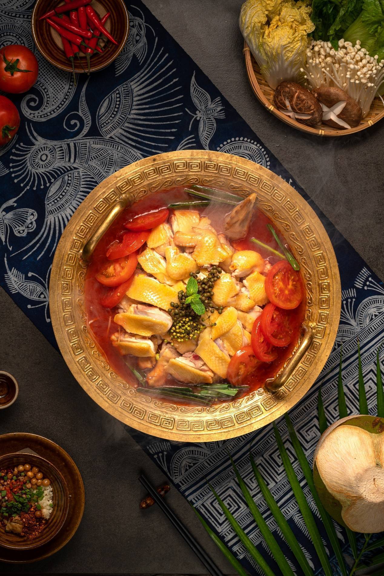 酸汤鸡是贵州地道的民族菜肴,来到云南之后,也在大厨的精心策划下,与