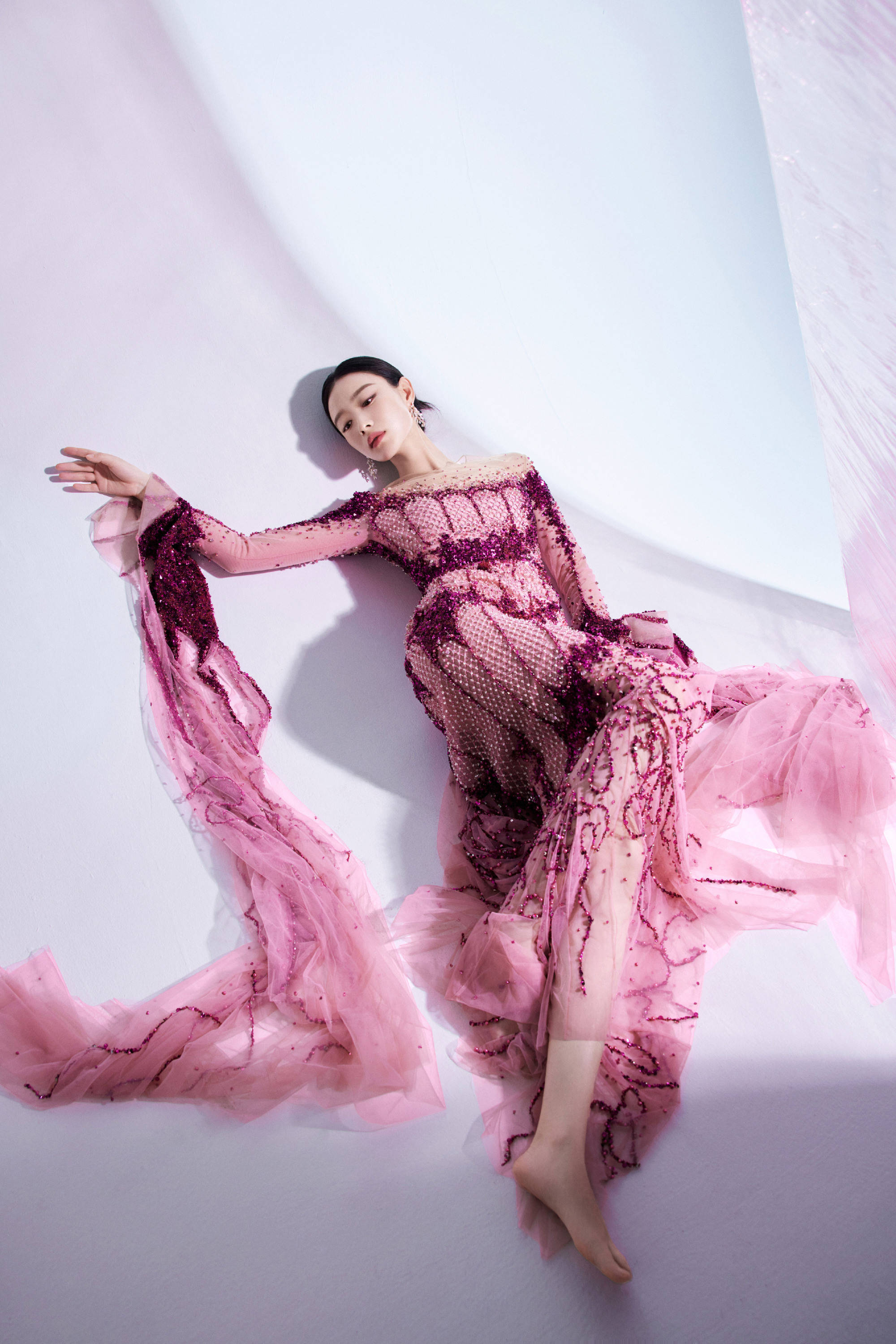 女星倪妮出席活动,穿粉色璀璨水晶贴花纱裙,优雅华丽,明艳动人_写真