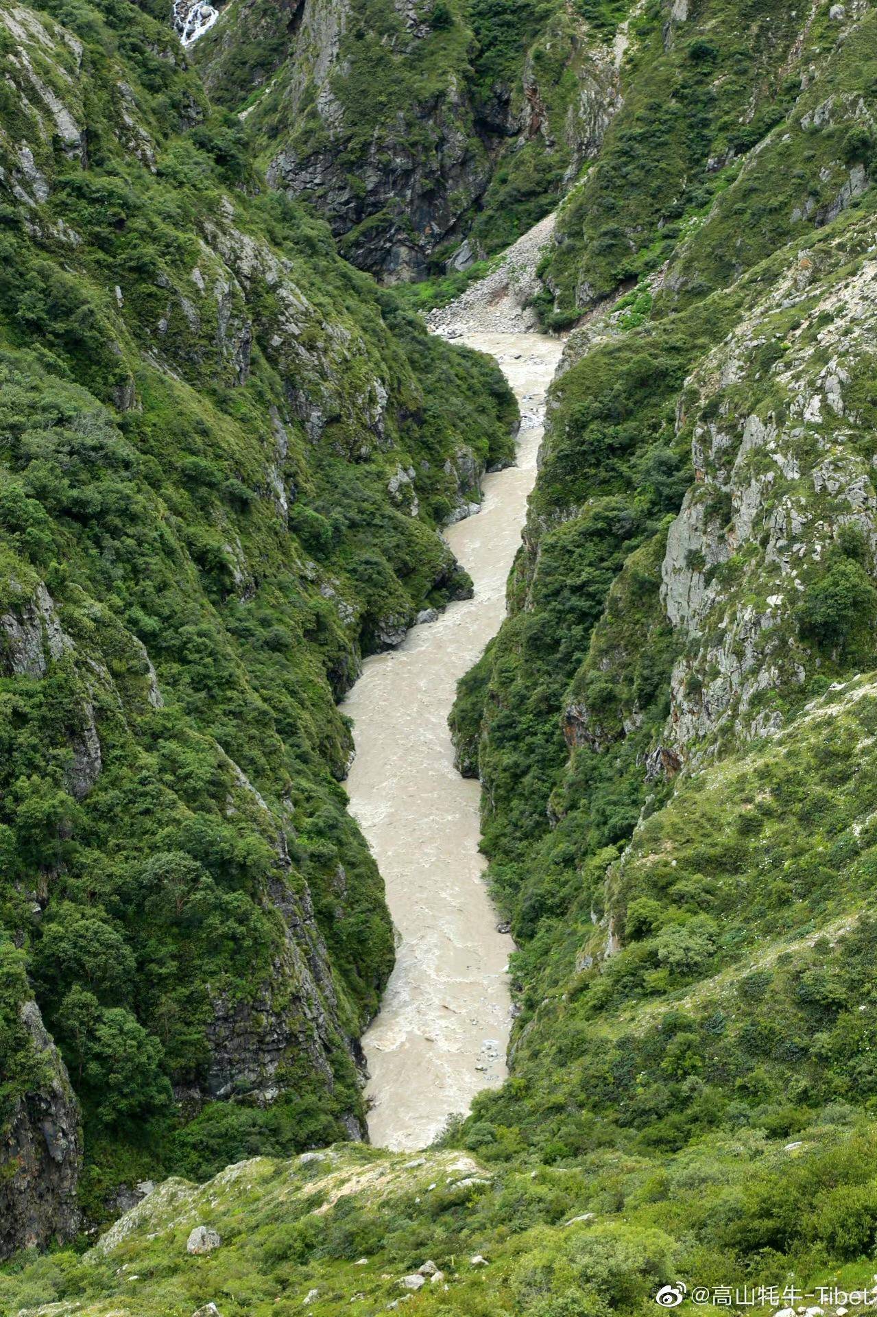 两山夹一河图片