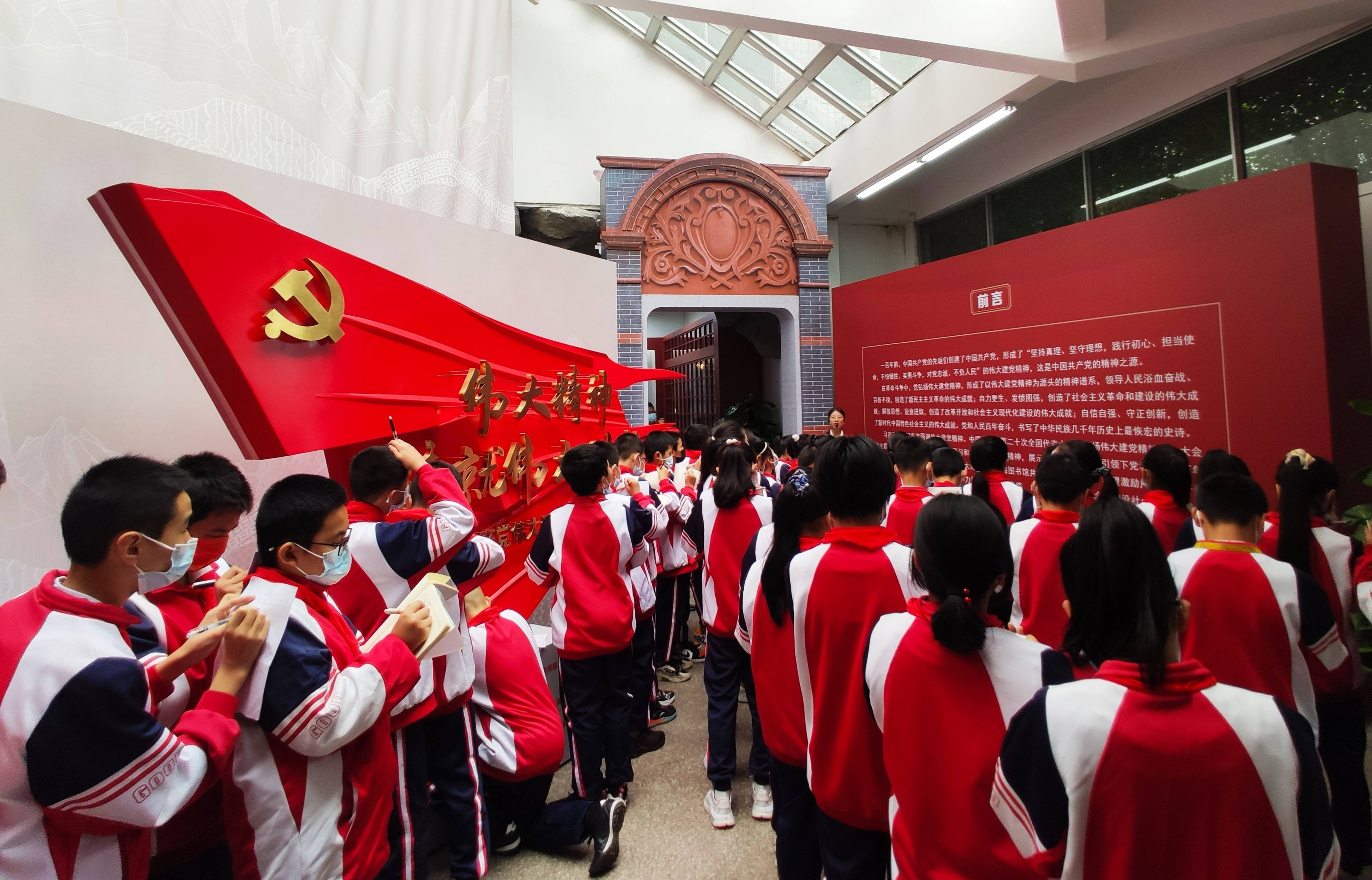 建宁县中央苏区反围剿纪念馆)共建协议签署仪式,并进行三明红色农