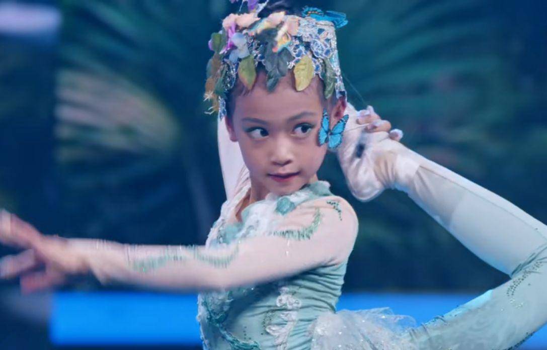 穿上漂亮的小裙子后,小云儿更加喜欢上了舞蹈,无论是家里还是猪肉铺