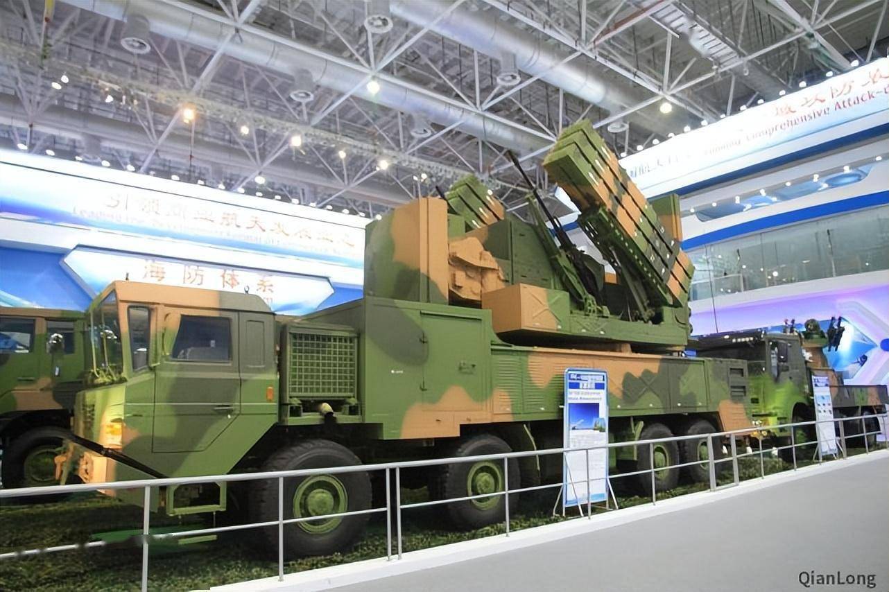 采用的是30毫米机关炮和近程防空导弹的结合,但车体更大,主要用于要地