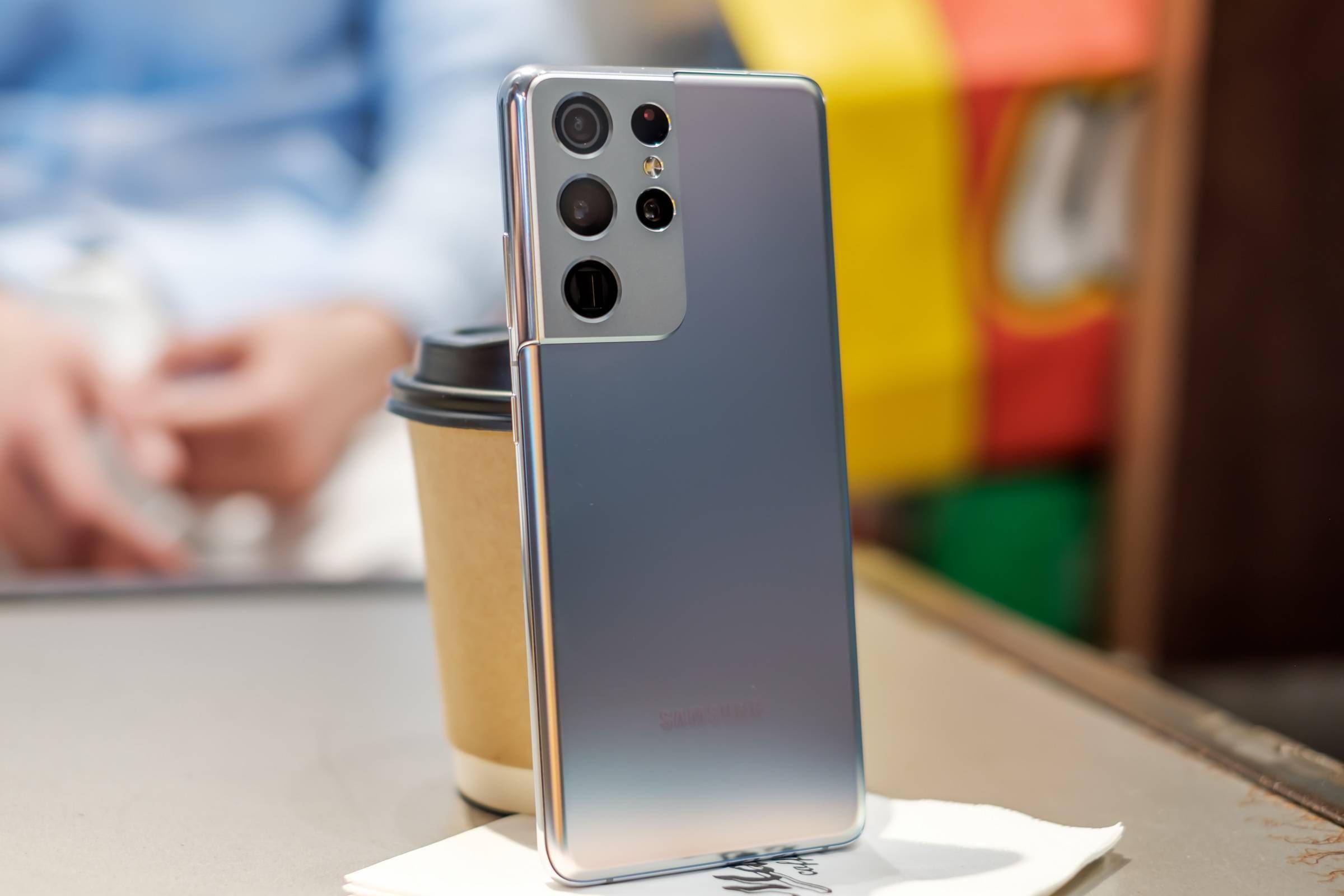 从近期三星s22整体销量来看,当下手机市场压根就不存在卖不出去的手机