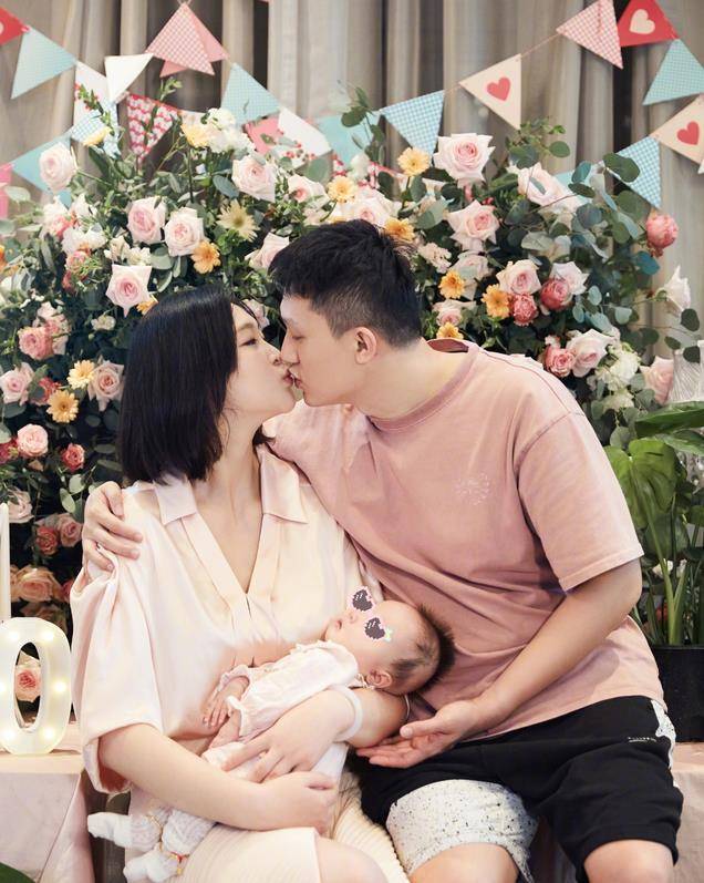 惠若琪产女后登杂志,手抓排球霸气吸睛,网友表示当妈后变了很多_照片