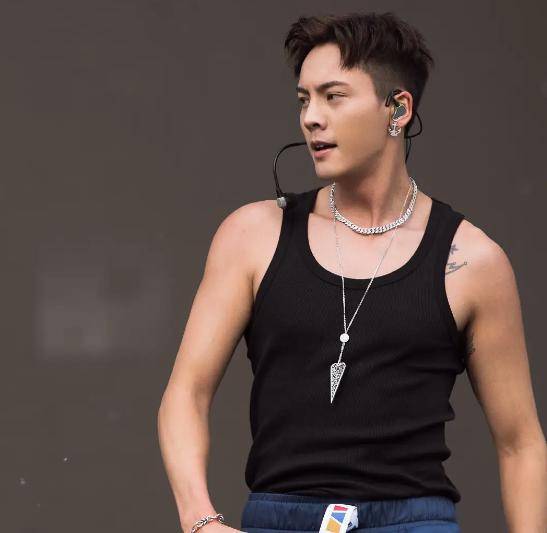 毕竟,不是每一个作品,都需要男演员露腹肌,不是吗?