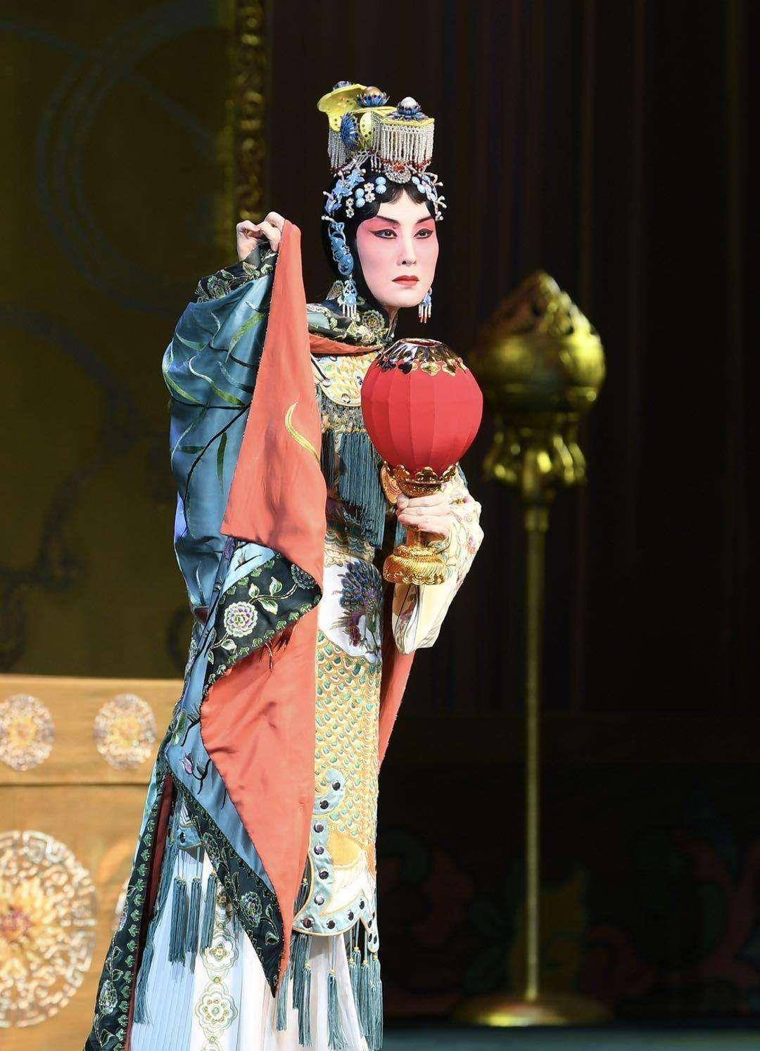 许多京剧演员现如今在演戏之时可以说并不是在演戏,反而是在一味的