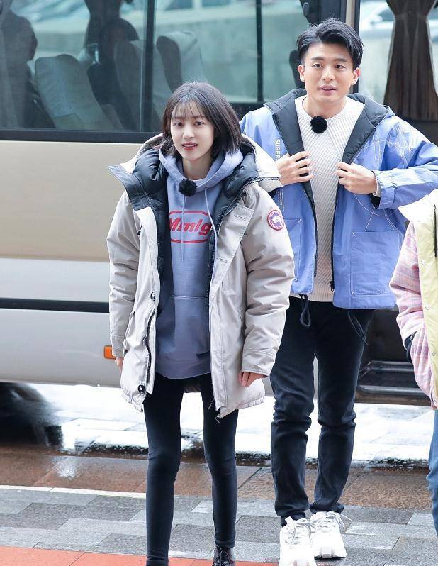 原来李溪芮才是娱乐圈"腿精",录综艺被抓拍,真实腿型细到自闭_身材