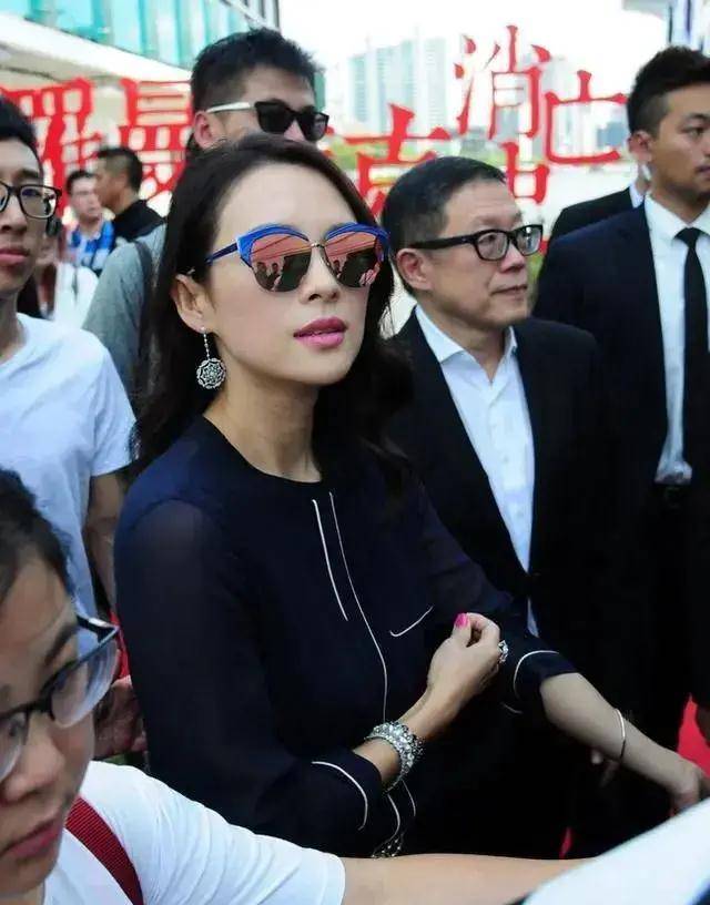 章子怡近况气质暴跌,满脸雀斑显老态,脖颈纹也堆了好几层!