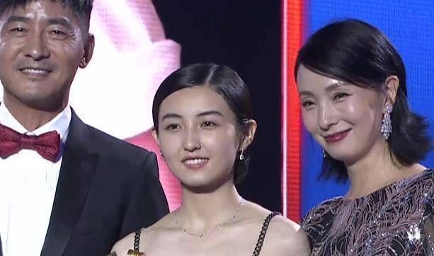 张子枫上台领奖,"贴头皮"妆发暴露脸型,现场未ps镜头真相了_妹妹_陶虹