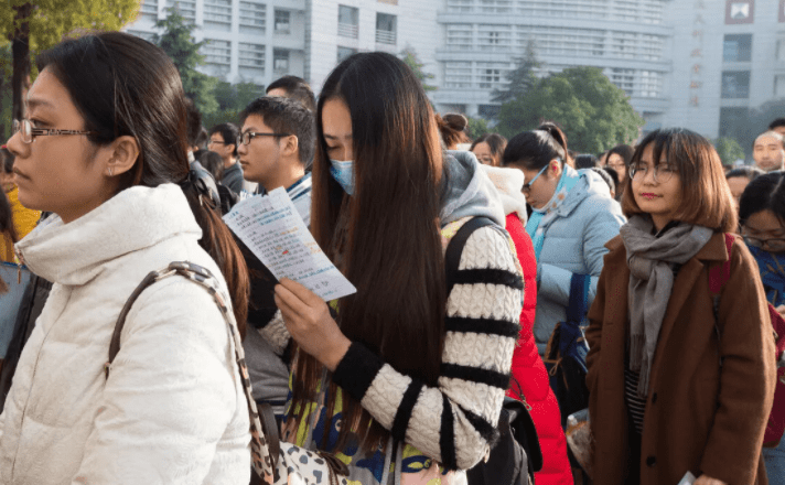 女书记因缺席女儿成人礼呜咽，却被骂上热搜，此次实的很难共情