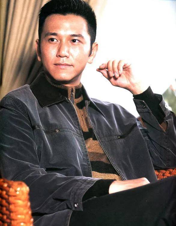 57岁温兆伦成炫娃狂魔 6岁女儿侧颜出镜气质恬静_中国香港_坏人_时代