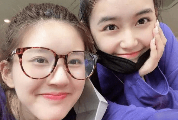 江依依造访赵露思！奉求《偷偷藏不住》小队喝了奶茶，但被问到跳楼的事了吗？