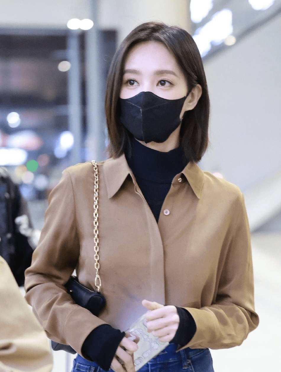 李一桐穿卡其色衬衫现身机场 搭配紧身牛仔裤显轻熟魅力_出发_造型