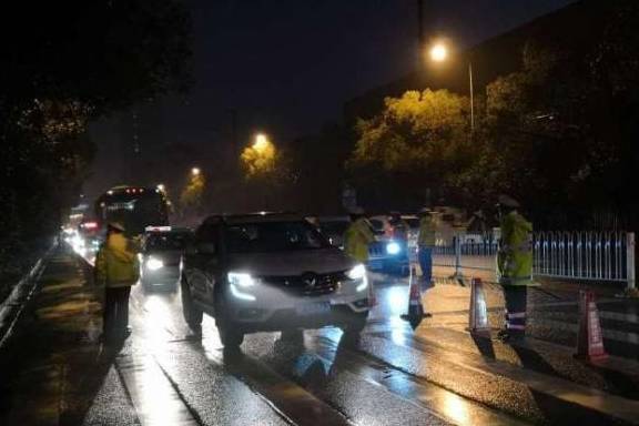 岳阳：风里雨里 岳阳楼交警大队在路上等你！