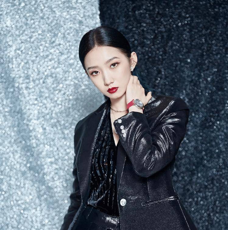 孟美岐实力诠释黑白两套造型,齐刘海青春活泼,与无刘海迥然不同_活动