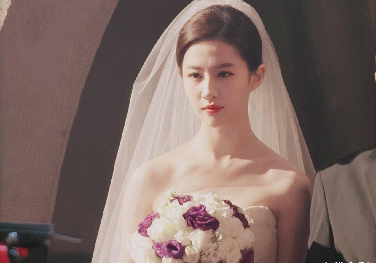 刘亦菲说完了近期的4位小仙女的婚纱造型,现在我们再来看看天仙的婚纱