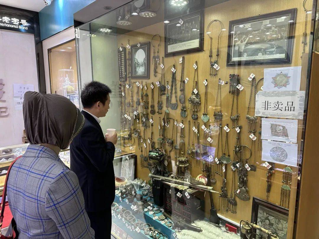 沐丽嫔同学带我们就近参观了几家门店及加盟店,据了解孔雀珠宝在全国