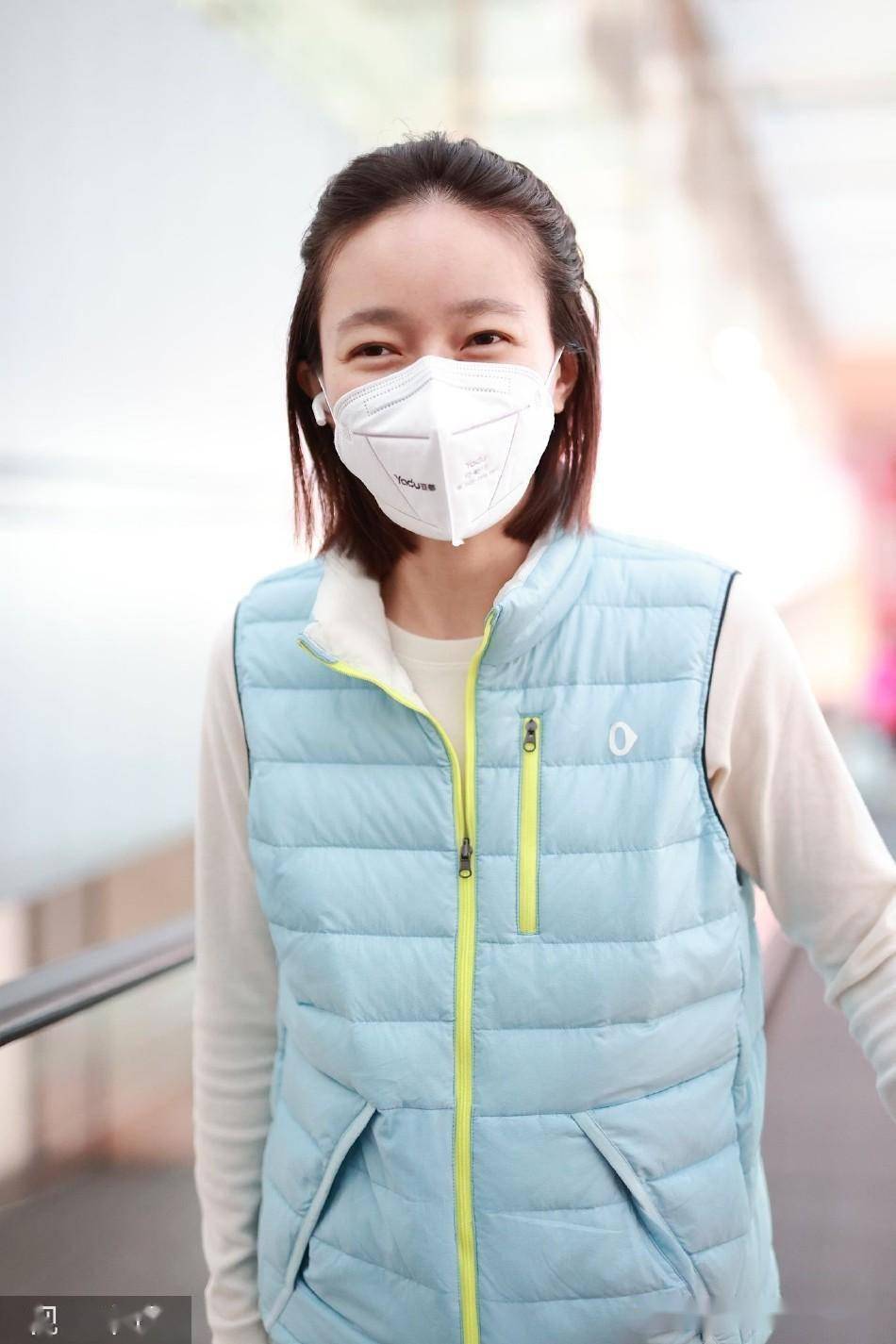 焦俊艳穿淡蓝色马甲抵达机场 笑眼弯弯对镜挥手好亲切_休闲_照片_镜头