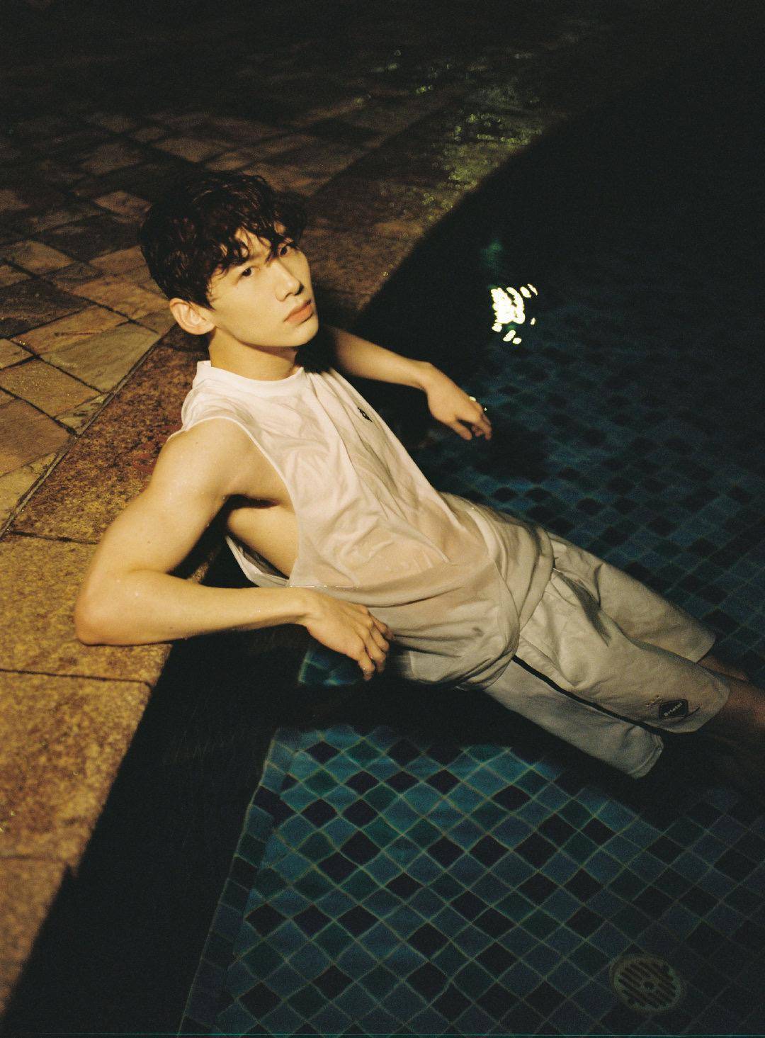 白敬亭给粉丝发福利,湿透的背心配短裤站在泳池边,肌肉线条明显_运动