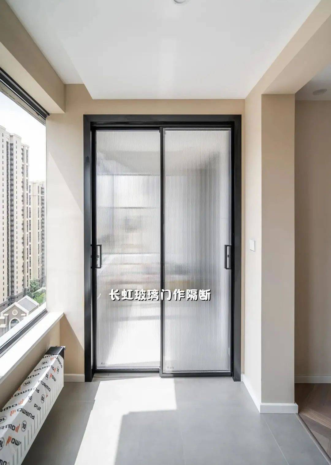 除了折叠木门外,长虹玻璃门和透明玻璃门也都能作为隔断,还不会影响