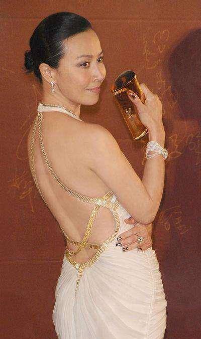 刘嘉玲"连体碎花裤"太显瘦,少女气质显露,完全看不出已经54岁_的设计