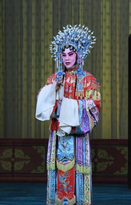 京剧演员李丽芳,张学敏,兰文云,崔英在嗓音韵味上就更胜一筹_张君秋