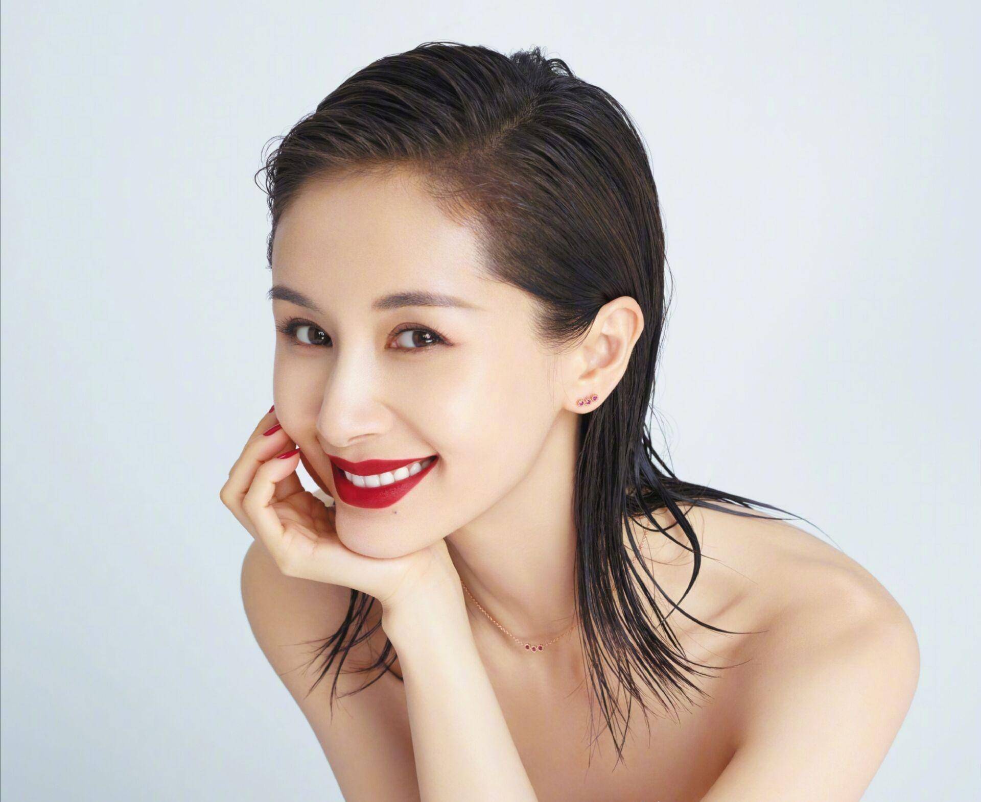 王子文被爆耍大牌?助理跪地给她穿鞋,网友直言:自己不会穿鞋?