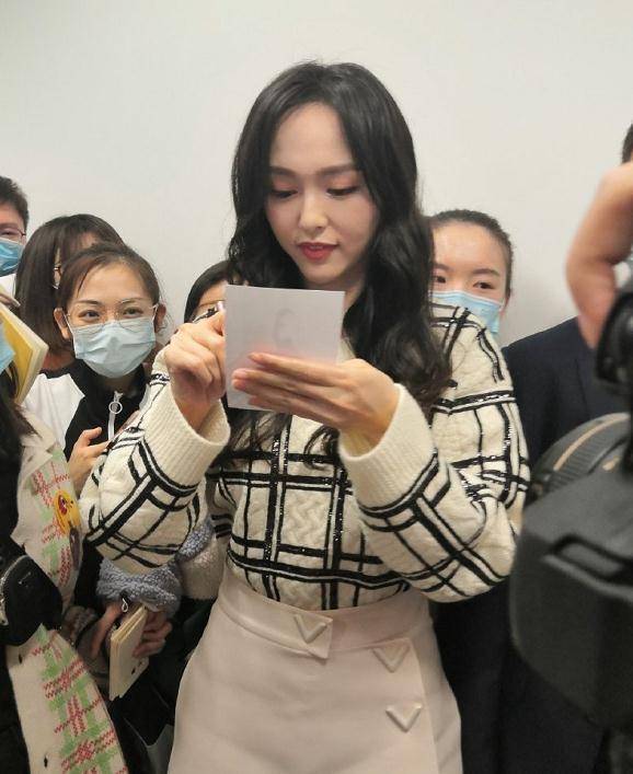 唐嫣扫楼生图流出,未修图曝光近况,发际线和腿型比例引热议_样子_发型