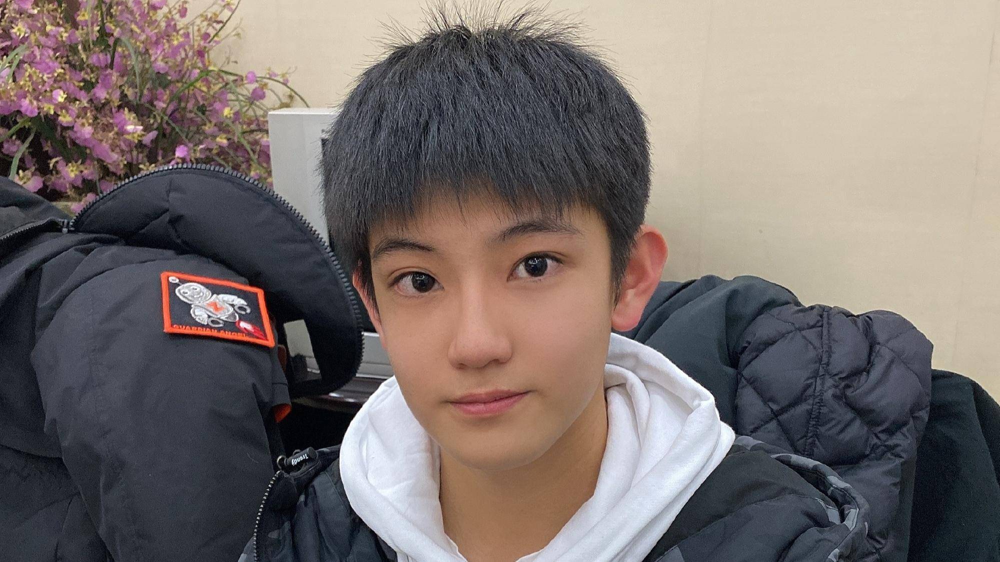 在爆出的聊天记录中,张铭浩曾不止一次的向女方索要球鞋,钱财等.