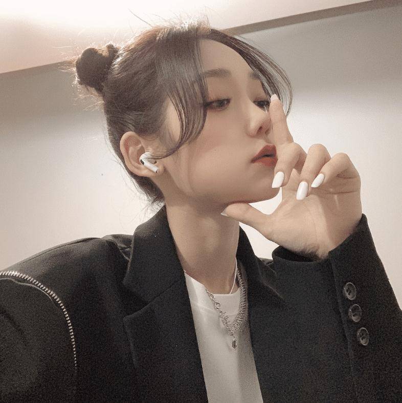 硬糖少女希林晒九宫格自拍,简单造型穿出高级感,手部竟成亮点!