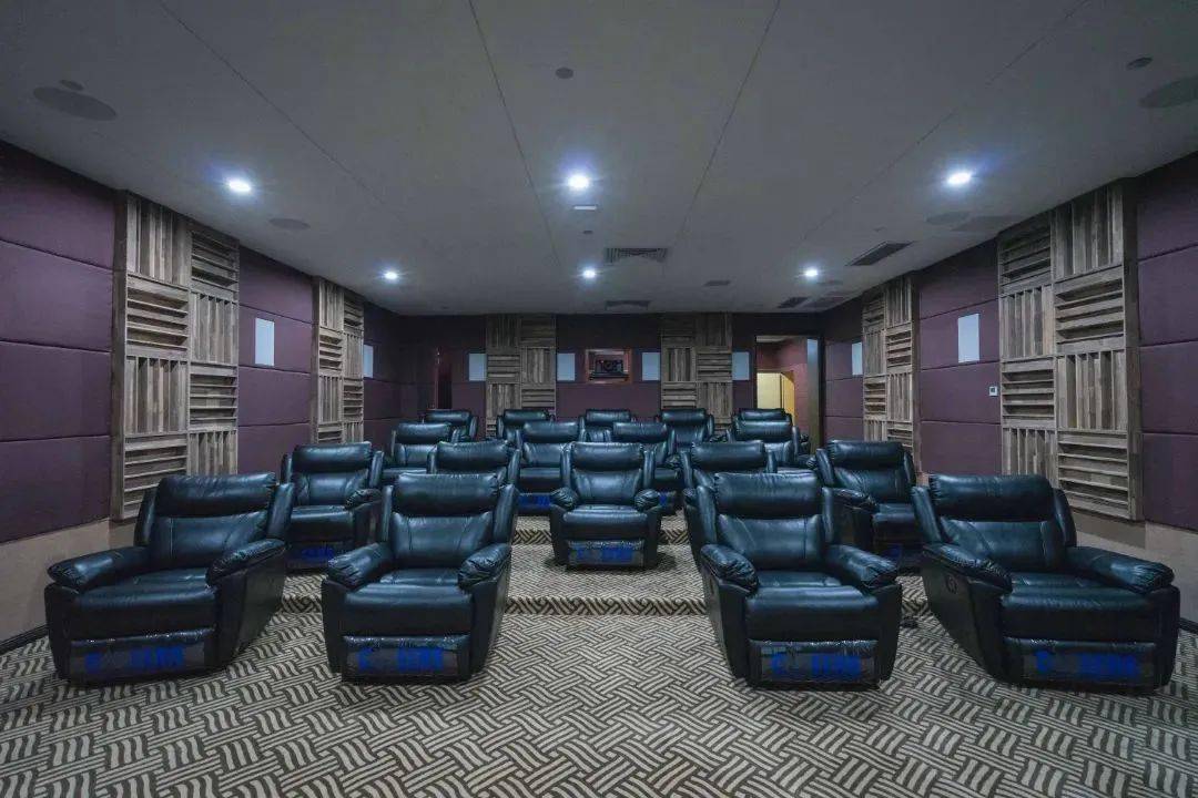 special视听享受影音放映室通过全套电影放映设备,加上26个立体环绕声