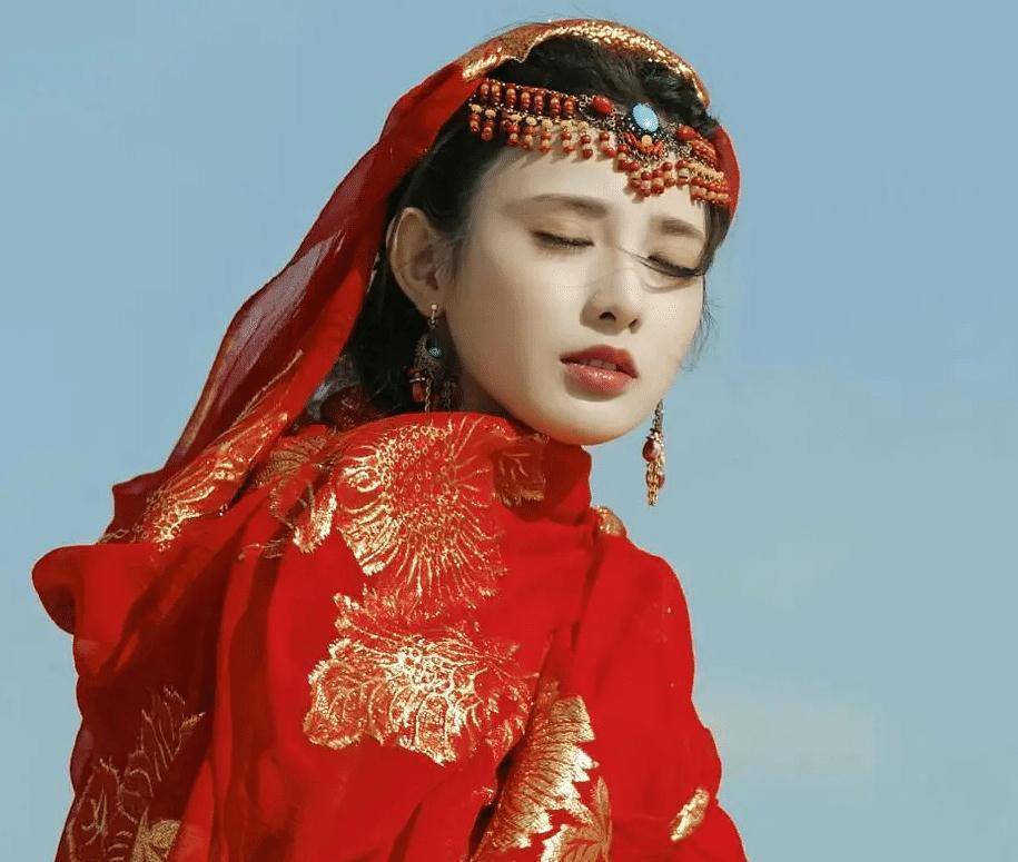 鞠婧祎和彭小苒撞衫,同样是大漠红装造型,演员和爱豆差