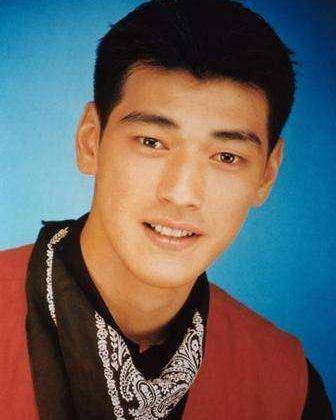 金城武是很多迷妹心目中的男神,无论哪个侧颜都帅得一塌糊涂,360度迷