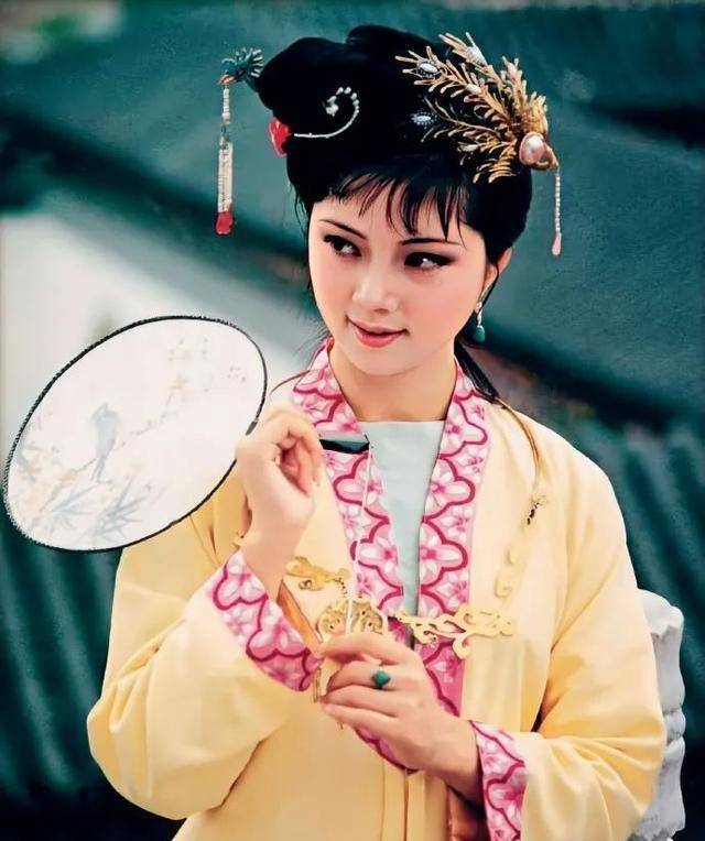 87版《红楼梦》宝钗近照曝光,55岁张莉不敢认,身价上亿却单身?