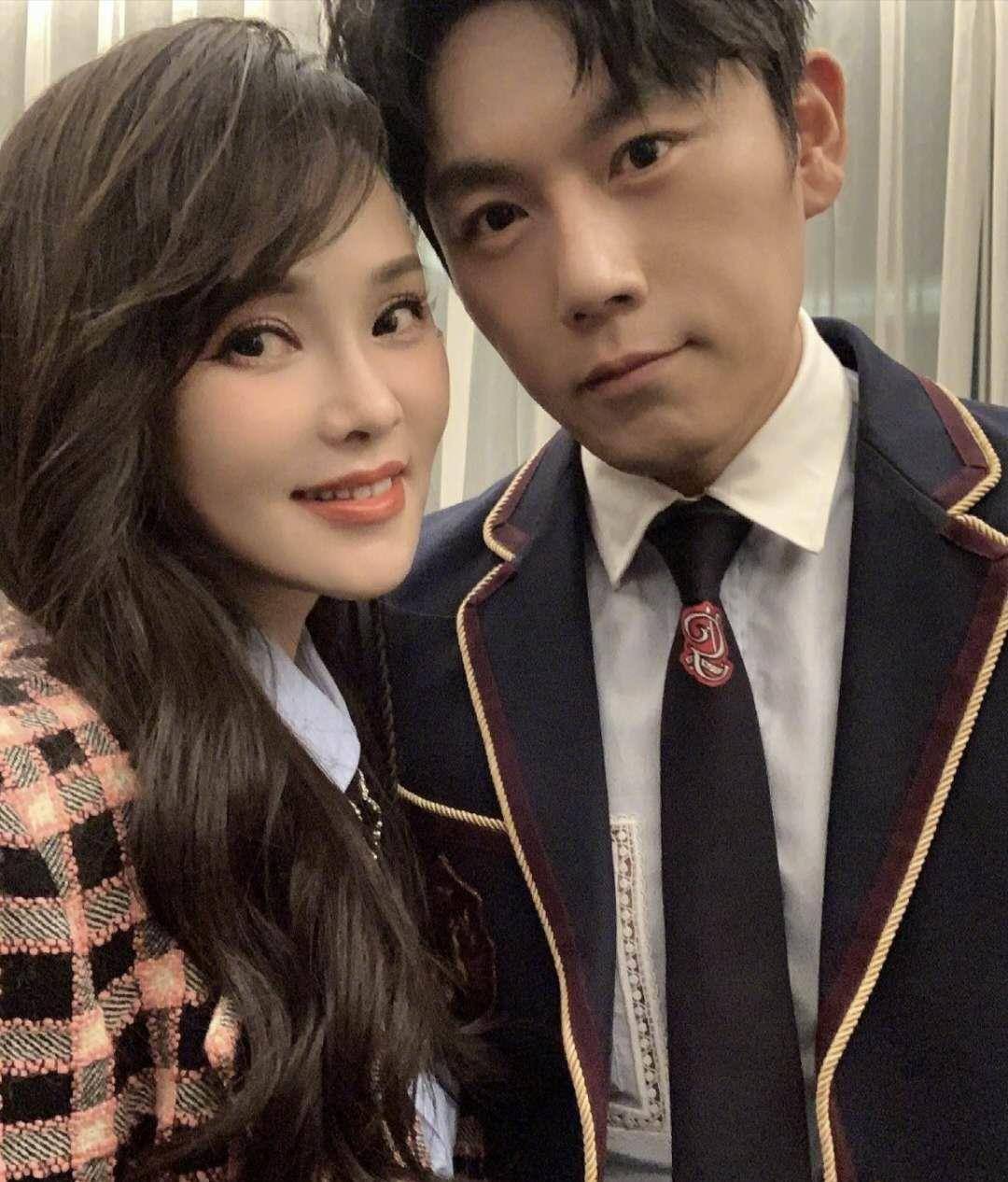 伊能静晒与秦昊合照,穿校服扮美,却被吐槽滤镜开到失真_照片_节目