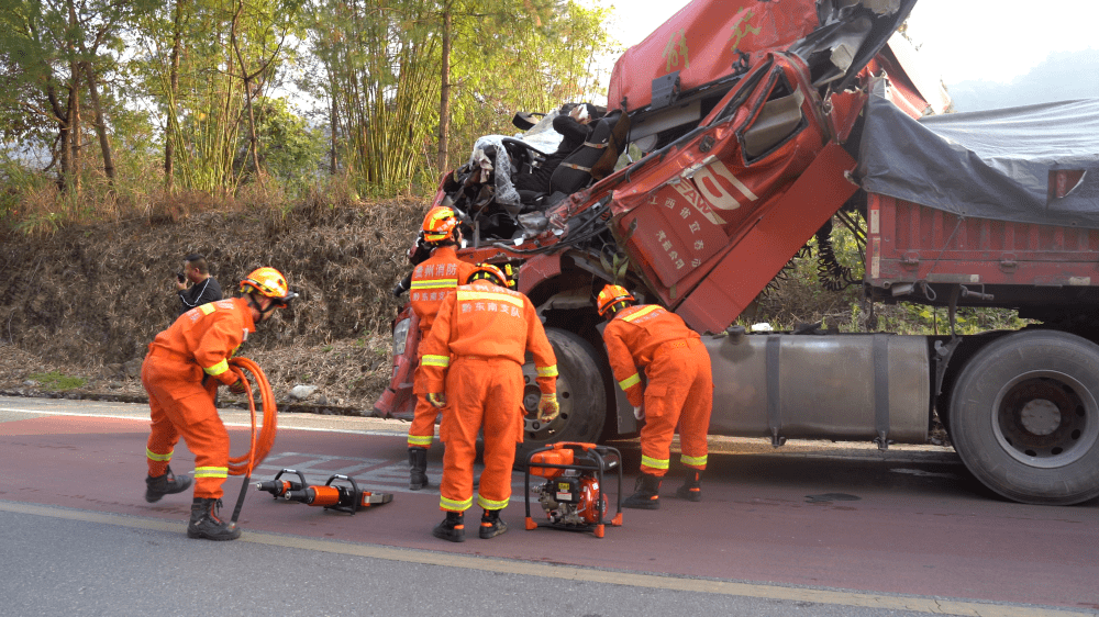 贵州这三地相继发生车祸_货车_救援_进行