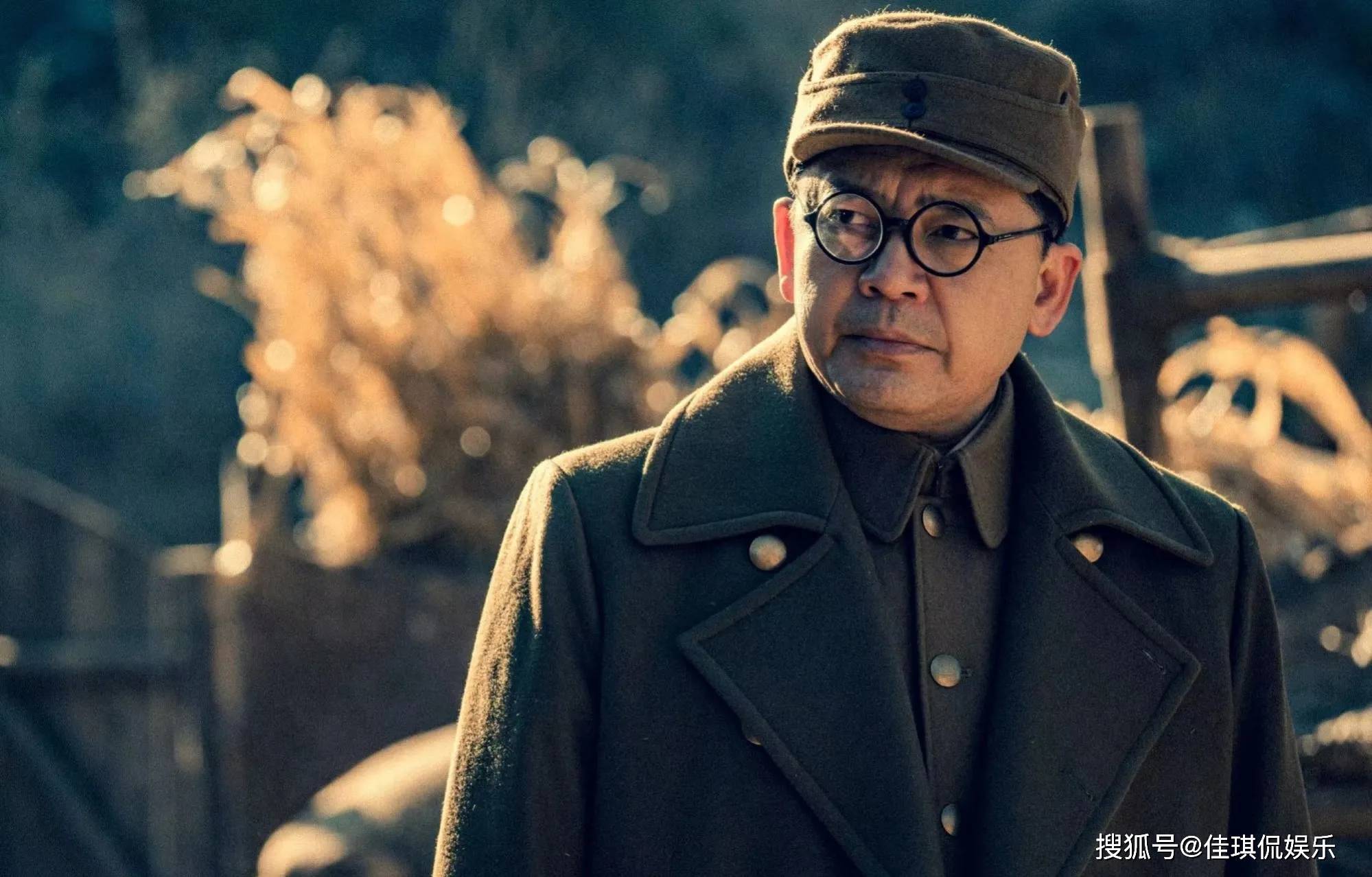 何政军凌晨晒出了一张老照片,网友:一身正气的赵政委还有这么文艺的一