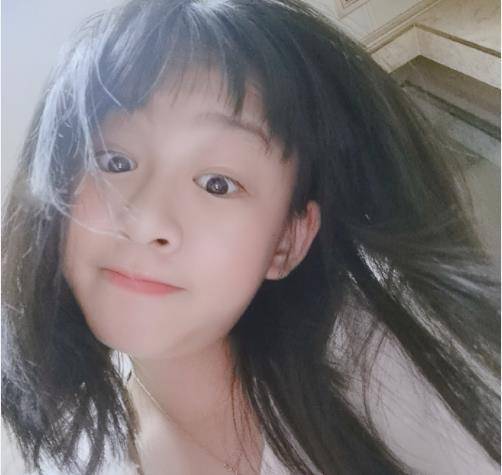 吴熙儿也有自己的社交账号,日常晒出不少近照,11岁的她体型姣好,脸蛋