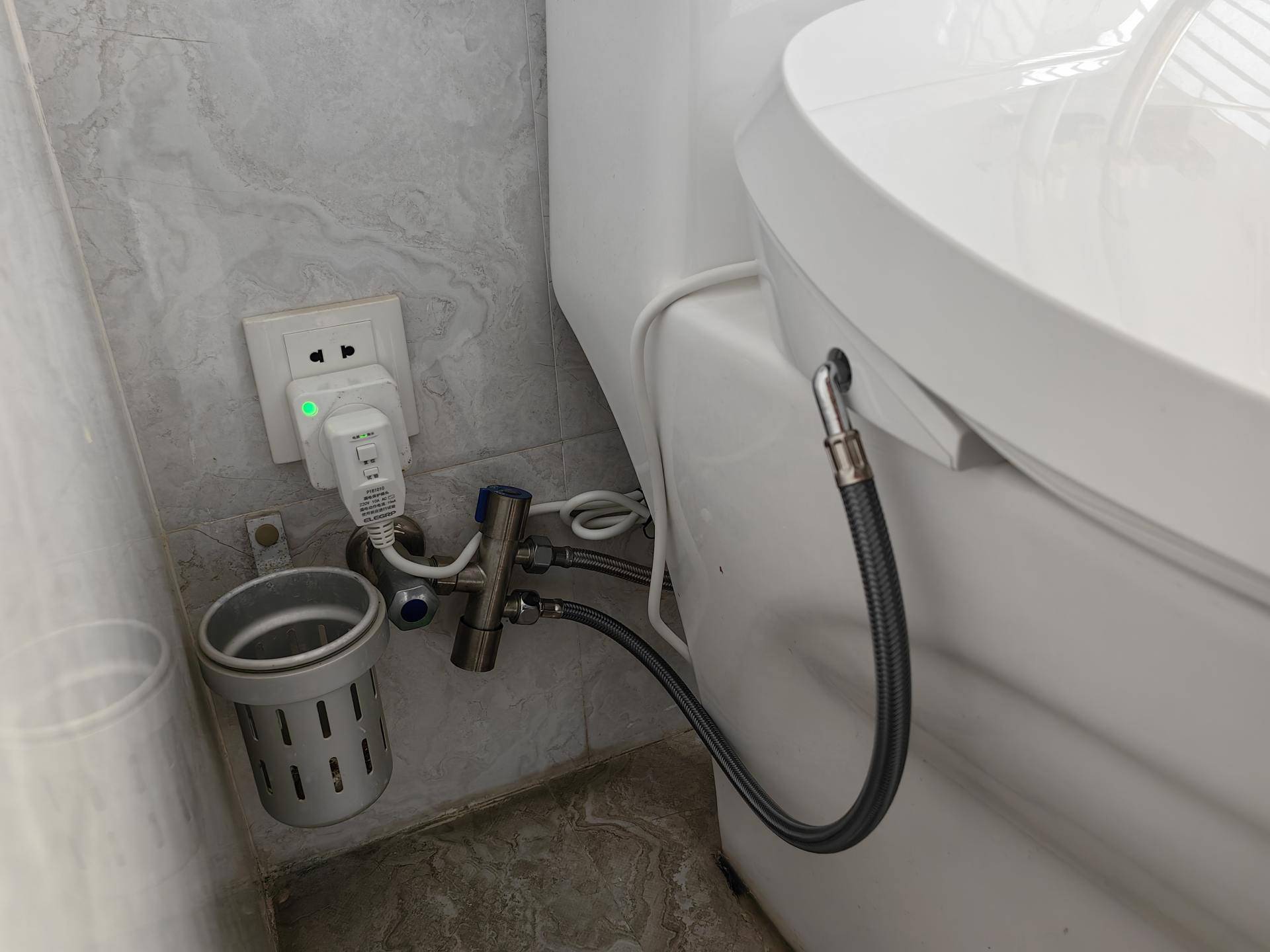 imex 健康智能马桶盖整体安装就算完成了,在连接水管和电源就可以使用