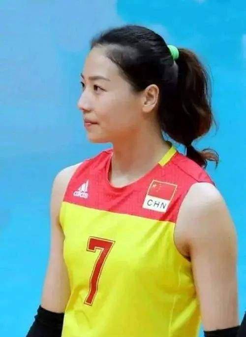 女排女神魏秋月近况:为排球膝盖积水,29岁嫁给陪练如今走向仕途_郎平